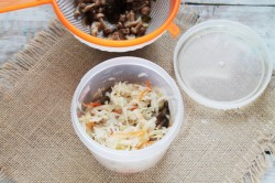 Квашеная капуста с грибами на зиму