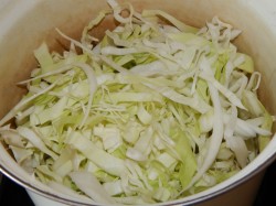 Квашеная капуста с хреном на зиму - шаг 2