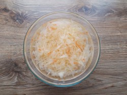 название картинки Квашеная капуста в духовке тушеная