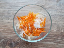 название картинки Квашеная капуста в духовке тушеная