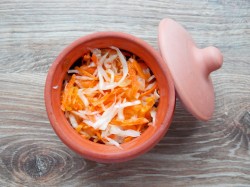 название картинки Квашеная капуста в духовке тушеная