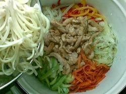 Китайская лапша грудки лук морковь перец