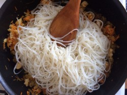 Лапша вок с курицей и овощами - шаг 8 Лапша вок с курицей и овощами - шаг 8