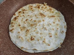 название картинки Лаваш с яйцом на сковороде