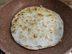 название картинки Лаваш с яйцом на сковороде