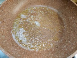 название картинки Лаваш с яйцом на сковороде