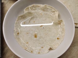 название картинки Лаваш с яйцом на сковороде