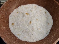 название картинки Лаваш с яйцом на сковороде