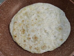 название картинки Лаваш с яйцом на сковороде