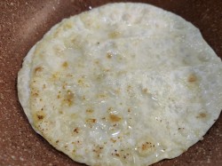 название картинки Лаваш с яйцом на сковороде