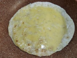 название картинки Лаваш с яйцом на сковороде