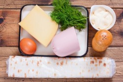 Лаваш с колбасой и сыром на сковороде - шаг 1