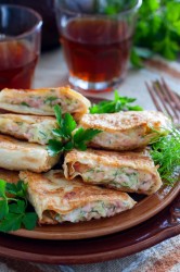 Лаваш с колбасой и сыром на сковороде - шаг 6