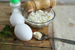 Лаваш с творогом и яйцом на сковороде