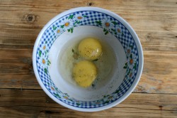 Лаваш с творогом и яйцом на сковороде