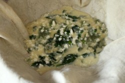 Лаваш с творогом и яйцом на сковороде