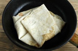 Лаваш с творогом и яйцом на сковороде