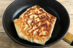 Лаваш с творогом и яйцом на сковороде