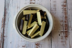 Лечо из баклажанов с помидорами и перцем на зиму - шаг 1