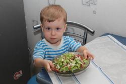 название картинки Легкий салат Полянка с колбасой