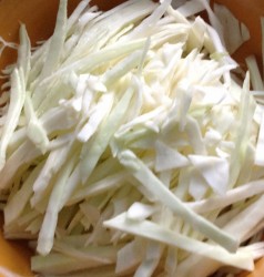 название картинки Легкий витаминный салатик из редьки и капусты