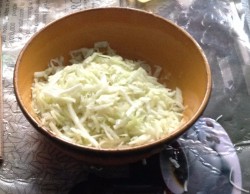 название картинки Легкий витаминный салатик из редьки и капусты