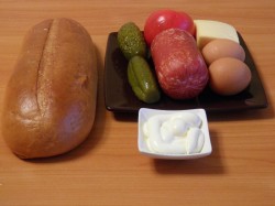 название картинки Ленивая пицца с копченой колбасой и маринованными огурцами