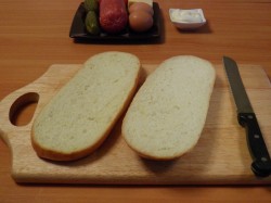 название картинки Ленивая пицца с копченой колбасой и маринованными огурцами