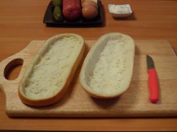 название картинки Ленивая пицца с копченой колбасой и маринованными огурцами