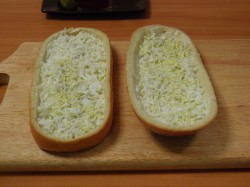 название картинки Ленивая пицца с копченой колбасой и маринованными огурцами