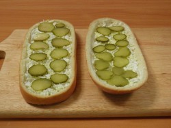 название картинки Ленивая пицца с копченой колбасой и маринованными огурцами