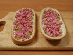 название картинки Ленивая пицца с копченой колбасой и маринованными огурцами