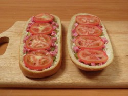 название картинки Ленивая пицца с копченой колбасой и маринованными огурцами