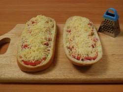 название картинки Ленивая пицца с копченой колбасой и маринованными огурцами