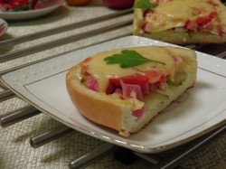 название картинки Ленивая пицца с копченой колбасой и маринованными огурцами