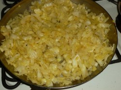 название картинки Ленивые голубцы с рисом капустой и фаршем в кастрюле