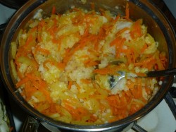 название картинки Ленивые голубцы с рисом капустой и фаршем в кастрюле