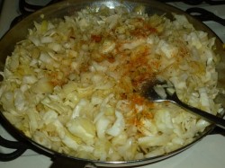 название картинки Ленивые голубцы с рисом капустой и фаршем в кастрюле