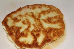 название картинки Лепешки с сыром и зеленью на сковороде