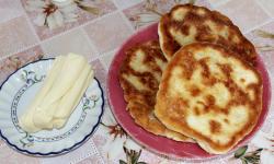 название картинки Лепешки с сыром и зеленью на сковороде