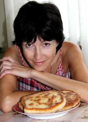 название картинки Лепешки с сыром и зеленью на сковороде