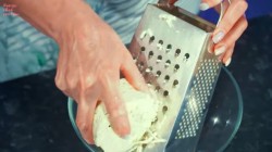 название картинки Лепешки на кефире с сулугуни и зеленым луком на сковороде