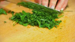 название картинки Лепешки на кефире с сулугуни и зеленым луком на сковороде