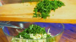 название картинки Лепешки на кефире с сулугуни и зеленым луком на сковороде