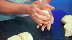 название картинки Лепешки на кефире с сулугуни и зеленым луком на сковороде