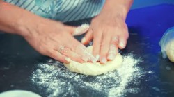 название картинки Лепешки на кефире с сулугуни и зеленым луком на сковороде