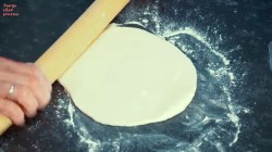 название картинки Лепешки на кефире с сулугуни и зеленым луком на сковороде