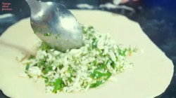 название картинки Лепешки на кефире с сулугуни и зеленым луком на сковороде