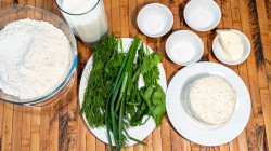 название картинки Лепешки на кефире с сулугуни и зеленым луком на сковороде