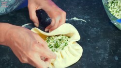 название картинки Лепешки на кефире с сулугуни и зеленым луком на сковороде